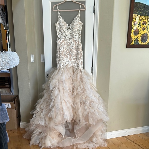 Badgley Mischka Elyse Wedding Dress - Picture 3 of 14